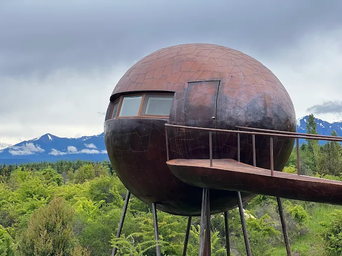 Esfera en el bosque con vista a la montaña