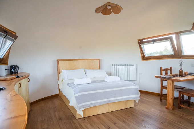 Interior de la esfera con cama y cocina